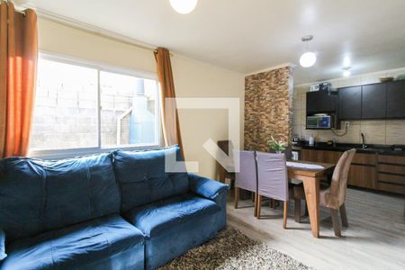 Sala de casa de condomínio à venda com 2 quartos, 80m² em Olaria, Canoas