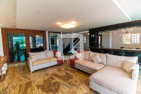 Sala de casa de condomínio para alugar com 4 quartos, 454m² em São Francisco, Niterói