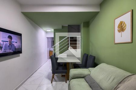 Sala de casa de condomínio para alugar com 2 quartos, 80m² em Maracanã, Praia Grande