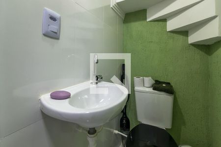 Lavabo de casa de condomínio para alugar com 2 quartos, 80m² em Maracanã, Praia Grande