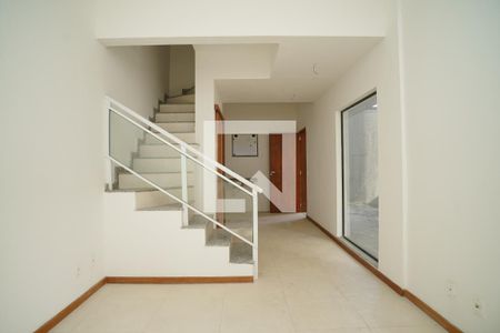 Sala de casa de condomínio para alugar com 3 quartos, 118m² em Itaipu, Niterói