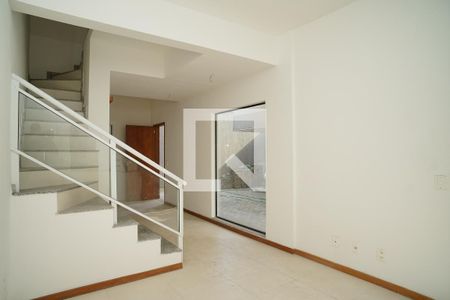 Sala de casa de condomínio para alugar com 3 quartos, 118m² em Itaipu, Niterói