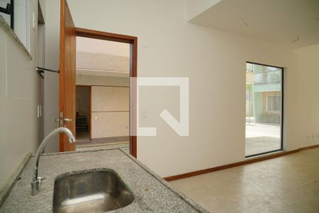Cozinha de casa de condomínio para alugar com 3 quartos, 118m² em Itaipu, Niterói