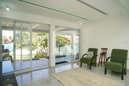 Sala de casa de condomínio para alugar com 2 quartos, 129m² em Ponta Grossa, Maricá