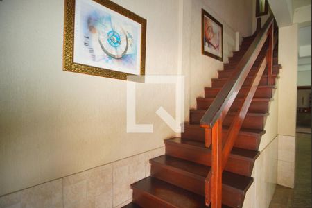 Escada - Acesso Piso 2 de casa para alugar com 4 quartos, 240m² em Santa Rosa de Lima, Porto Alegre