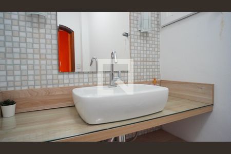 Lavabo da sala  de casa à venda com 3 quartos, 200m² em Jardim São Pedro, Porto Alegre