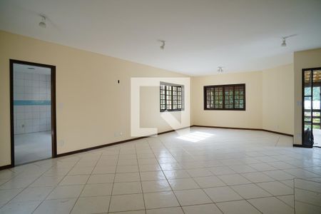 Sala de casa de condomínio para alugar com 4 quartos, 242m² em Itaipu, Niterói