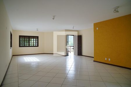 Sala de casa de condomínio para alugar com 4 quartos, 242m² em Itaipu, Niterói