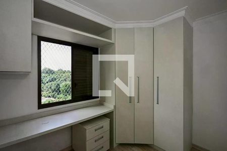 Janela com vista para a floresta, com móveis brancos e iluminação natural. de apartamento à venda com 3 quartos, 62m² em Panamby, São Paulo