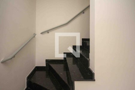 escada de casa para alugar com 2 quartos, 68m² em Cidade Líder, São Paulo