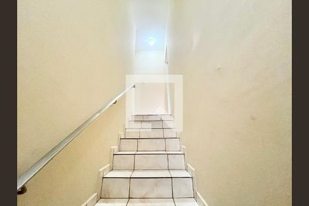 Escada de casa para alugar com 4 quartos, 117m² em Vila Celeste, São Paulo