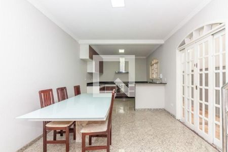 Casa à venda com 3 quartos, 207m² em Jardim Avelino, São Paulo