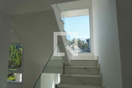 Escada de casa de condomínio para alugar com 2 quartos, 450m² em Alphaville, Santana de Parnaíba