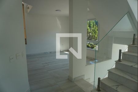 Sala de casa de condomínio para alugar com 2 quartos, 450m² em Alphaville, Santana de Parnaíba