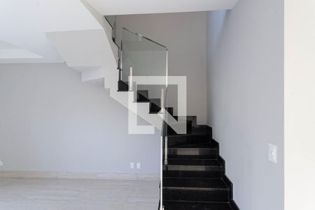 Escada de casa à venda com 3 quartos, 174m² em Planalto, Belo Horizonte