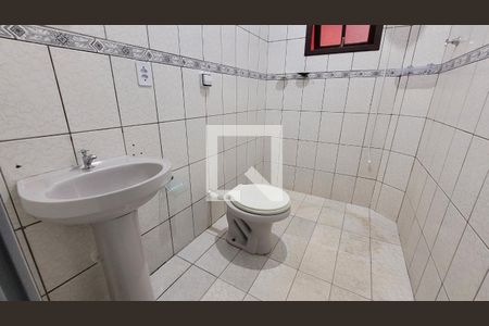 Banheiro de casa para alugar com 1 quarto, 42m² em Jardim Luciana, Itaquaquecetuba