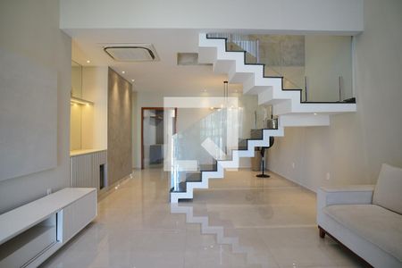 Sala de casa de condomínio para alugar com 4 quartos, 287m² em Centro, Maricá