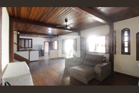 Casa para alugar com 5 quartos, 400m² em Palmeiras, Cabo Frio