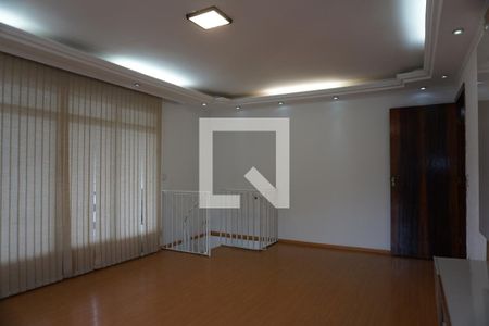 Sala de casa para alugar com 4 quartos, 220m² em Jardim Recanto da Fonte, Embu das Artes