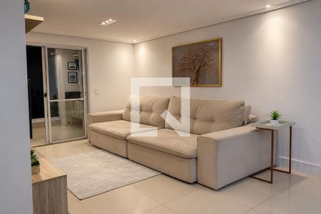 Sala de estar com sofá e mesa de centro, iluminada por lâmpadas de parede. de apartamento à venda com 3 quartos, 93m² em Vila Santa Clara, São Paulo
