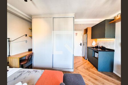 Sala/Quarto - mesa de escritório de kitnet/studio para alugar com 1 quarto, 27m² em República, São Paulo