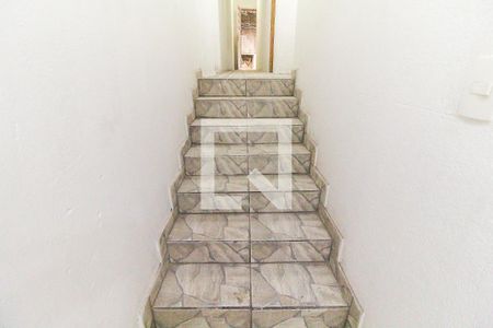 Escada de casa para alugar com 2 quartos, 120m² em Jardim Robru, São Paulo