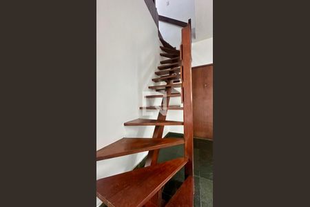 Escadas de apartamento à venda com 3 quartos, 200m² em Santa Lúcia, Belo Horizonte