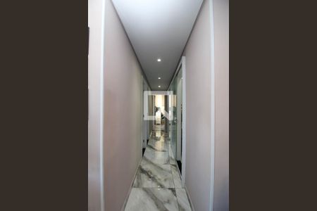 Corredor de apartamento para alugar com 3 quartos, 65m² em Parque Pinheiros, Taboão da Serra