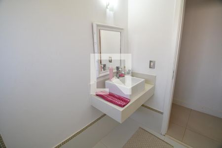 Banheiro de casa de condomínio para alugar com 3 quartos, 388m² em Jardim do Sol, Campinas