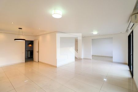 Apartamento para alugar com 3 quartos, 191m² em Vila Suzana, São Paulo