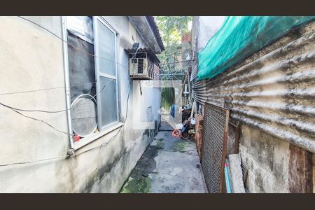 Corredor lateral da casa de casa à venda com 2 quartos, 200m² em Parada de Lucas, Rio de Janeiro