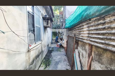 Corredor lateral da casa de casa à venda com 2 quartos, 200m² em Parada de Lucas, Rio de Janeiro