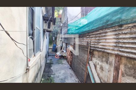Corredor lateral da casa de casa à venda com 2 quartos, 200m² em Parada de Lucas, Rio de Janeiro