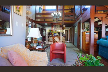 Sala  e Bar  de casa à venda com 4 quartos, 339m² em Chácara das Pedras, Porto Alegre