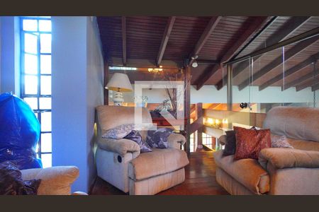 Living de casa à venda com 4 quartos, 339m² em Chácara das Pedras, Porto Alegre