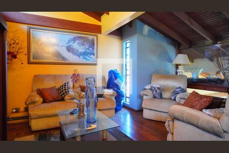 Living de casa à venda com 4 quartos, 339m² em Chácara das Pedras, Porto Alegre