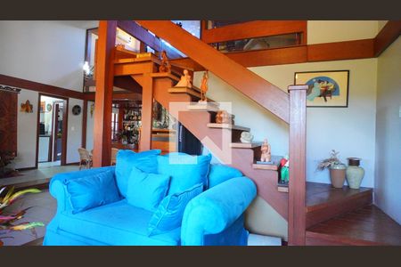 Sala e escada de acesso ao Living  de casa à venda com 4 quartos, 339m² em Chácara das Pedras, Porto Alegre