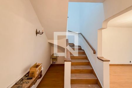 Escada de casa para alugar com 4 quartos, 271m² em Ipiranga, São Paulo