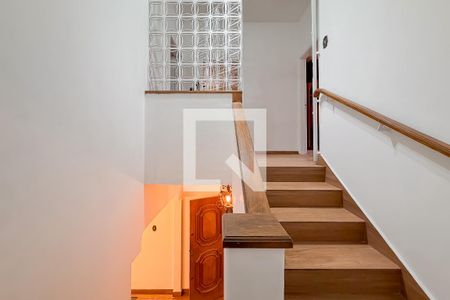 Escada de casa para alugar com 4 quartos, 271m² em Ipiranga, São Paulo