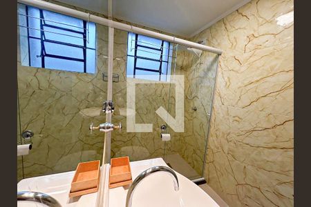 Banheiro de apartamento para alugar com 1 quarto, 60m² em São João, Porto Alegre