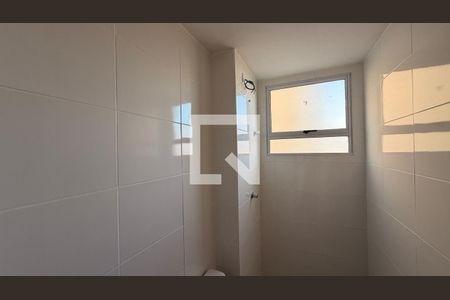 Banheiro de apartamento à venda com 2 quartos, 48m² em Setor Faicalville, Goiânia