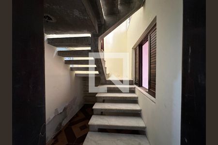 Escada de casa para alugar com 5 quartos, 250m² em Jardim Primavera, Jacareí