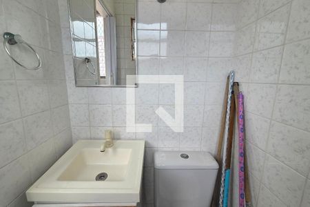 Banheiro de serviço de apartamento para alugar com 2 quartos, 190m² em Vila Tupi, Praia Grande