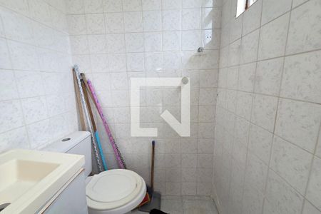 Banheiro de serviço de apartamento para alugar com 2 quartos, 190m² em Vila Tupi, Praia Grande