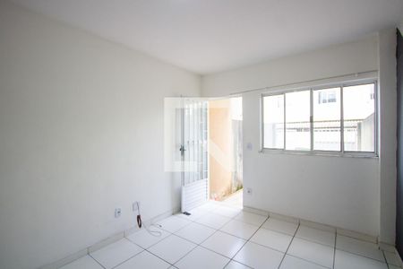 Sala de casa de condomínio para alugar com 2 quartos, 70m² em Laranjal, São Gonçalo