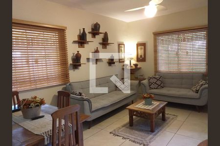 Sala de casa de condomínio para alugar com 3 quartos, 105m² em Chácaras De Inoã, Maricá