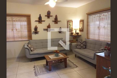 Sala de casa de condomínio para alugar com 3 quartos, 105m² em Chácaras De Inoã, Maricá