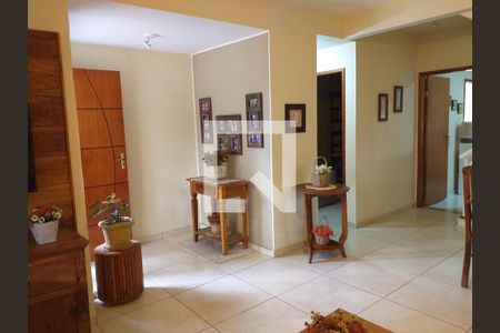 Sala de casa de condomínio para alugar com 3 quartos, 105m² em Chácaras De Inoã, Maricá
