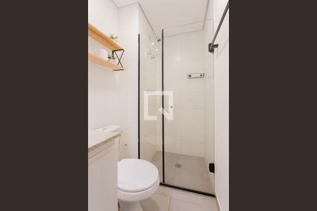 Banheiro de kitnet/studio para alugar com 1 quarto, 27m² em Pinheiros, São Paulo