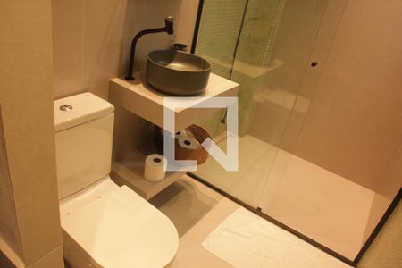 Banheiro de kitnet/studio para alugar com 1 quarto, 45m² em Ponta da Praia, Santos